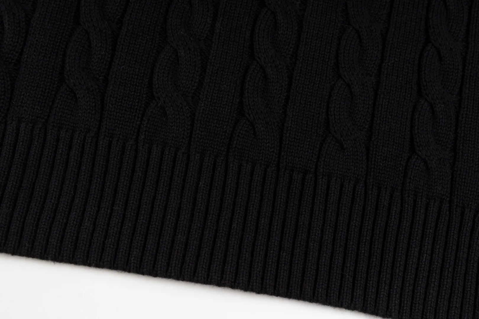 P236 #R92 RALPH LAUREN Ralph Lauren fifteen colors classic small label embroidery logo turtleneck pullover half-zip knitted cable sweater with high-density LOGO embroidery on the chest and original customized tag accessories. Made of pure cotton yarn, pure cotton is skin-friendly and comfortable, small label war horse embroidered twist turtleneck sweater 🐎 high quality, follow the blogger to learn how to wear it! Let’s buy a Ralph Lauren cable sweater. It’s a super hard-to-find series after it became popular. It’s hard to find one on the official website. It’s simple and practical to wear, with a lazy and loose feel. The thickened fabric has more texture, feels soft and delicate, and has a loose fit. Whether worn alone or layered, you can wear different styles of fashion with just one piece!   Size：XS S M L